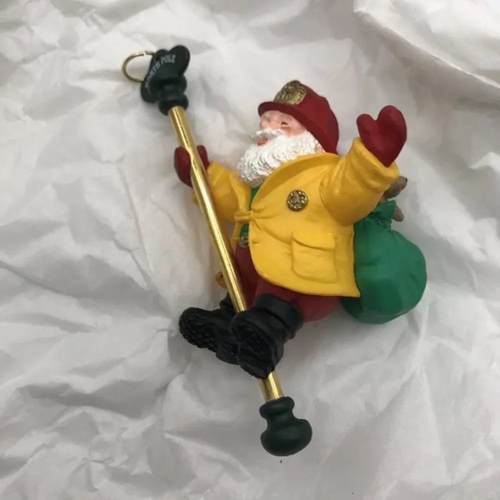 Hallmark '1992 NORTH POLE FIRE‎ FIGHTER' Keepsake Ornament (Christmas)